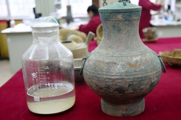 河南洛阳发现西汉贵族墓葬 挖出疑似千年美酒