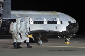 美国空军X-37B空天飞机发射升空执行神秘任务