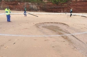 英国沙滩惊现沉洞 形成大型喷泉将黏泥及蜗牛喷上半空