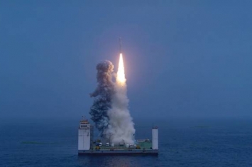 中国航天首次海上发射成功 长征11号运载火箭在黄海海域升空