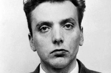 60年代英国连环杀人魔布雷迪（Ian Brady）病逝 生前要求骨灰洒受害人弃尸沼泽