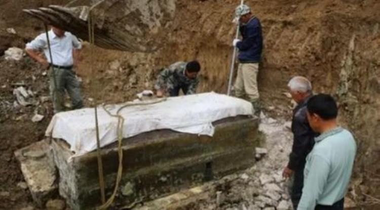 解放军炸山出古墓,解放军在大山施工发现古墓