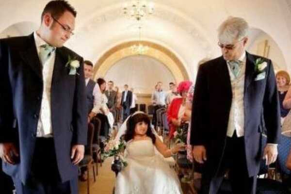 世界上最小的新娘完婚 丈夫1.85米是妻子的一倍还多