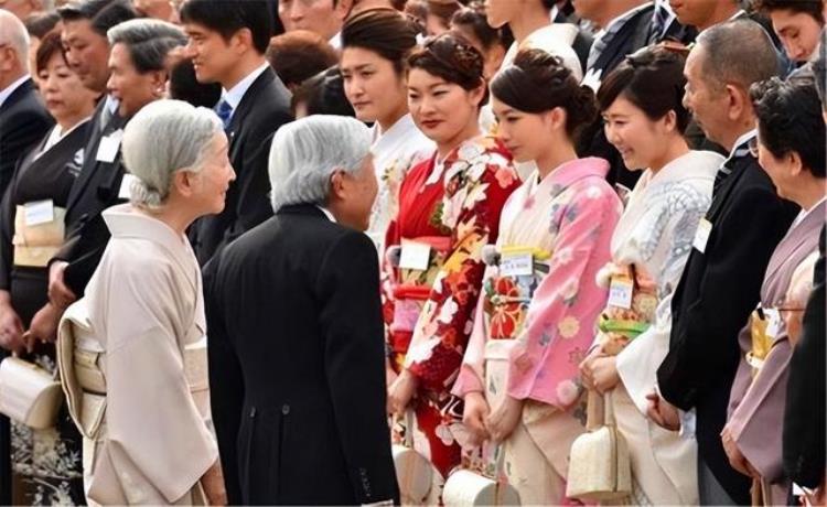 日本天皇和首相谁的权力更大究竟谁听命于谁,日本天皇与日本首相谁的权力大