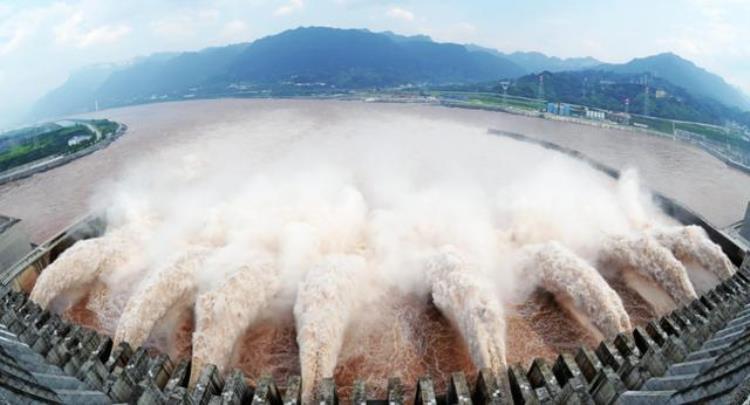 三峡大坝每年盈利,三峡大坝每年带动经济效益是多少