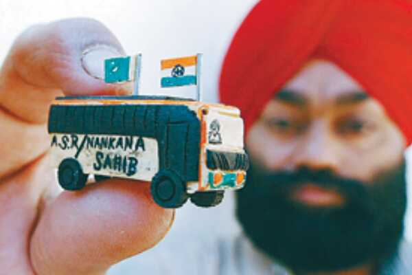 世界上最小的木雕公共汽车:仅一个拇指大(挂印巴国旗)