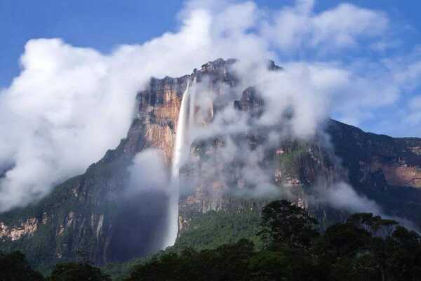 世界上最大的岩石:远看像是一座山(与埃菲尔一样高)