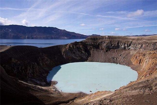 世界十大最美火山口湖泊 长白山天池上榜蓝湖相当迷人