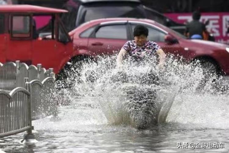 电动车被雨淋了怎么保养,电瓶车淋雨了怎么保养