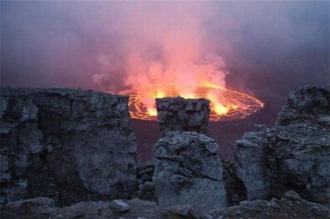 世界上最大的岩浆湖 尼拉贡戈火山（位于非洲东部）