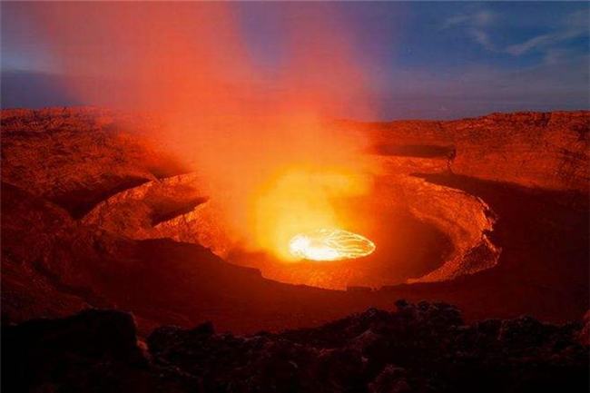 世界上最大的岩浆湖 尼拉贡戈火山（位于非洲东部）