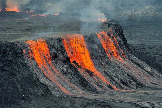 世界上最大的岩浆湖 尼拉贡戈火山（位于非洲东部）