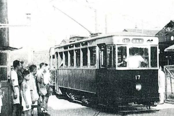 世界上第一辆有轨电车:1881年柏林制造，西门子发明