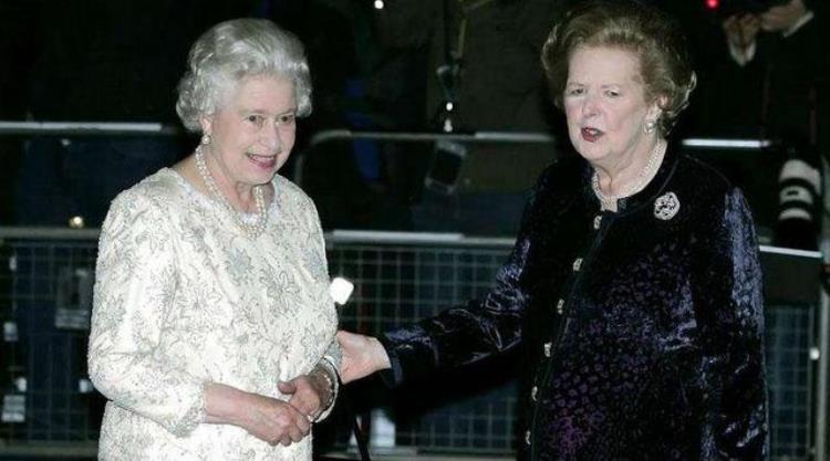英国女王和英国首相哪个权力大,英国女王与首相的职权