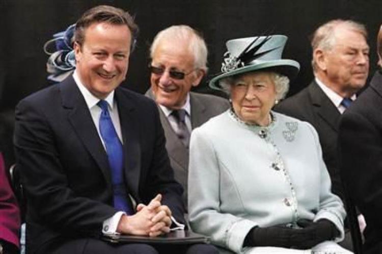 英国女王和英国首相哪个权力大,英国女王与首相的职权