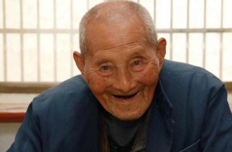 97岁老人长出黑发和牙齿,九旬老人变黑长新牙