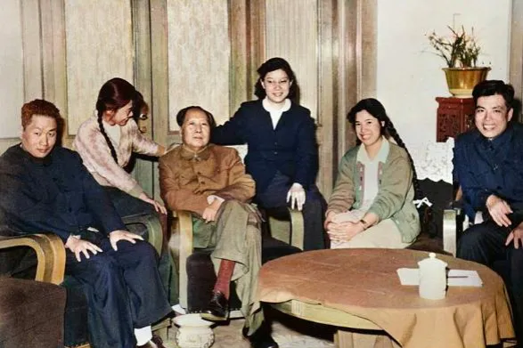 两位伟人罕见全家福，照片中的毛主席坐姿虽然随意，但却充满了一种威严和深邃的气息。