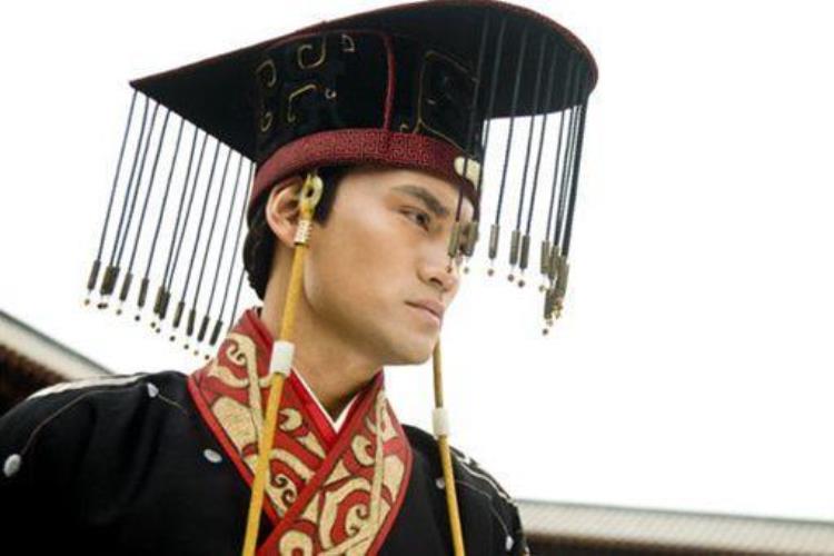 帝王冠冕上的珠子,清朝皇帝脖子上挂的珠子是什么