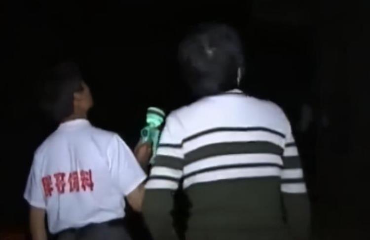 村民半夜听到敲门声,湖南一农户半夜发生敲门声