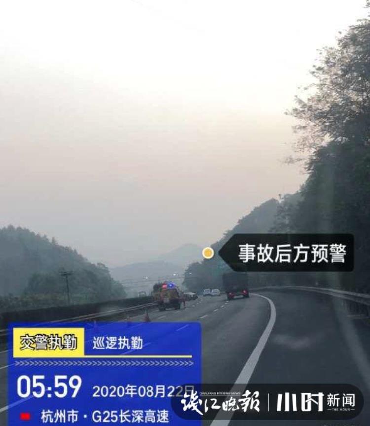 开车不看路标全靠听这辆车瞬间撞上高速护栏的声音,红色轿车撞上高速护栏