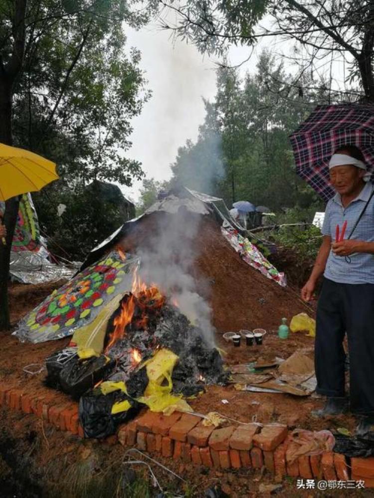 人死后在家门口撒灰,草木灰放2年还能不能用了