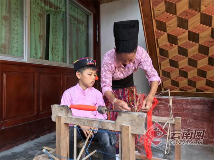 民族团结进步看德宏梁河九保传承民族文化祖孙两代的阿昌族织锦情