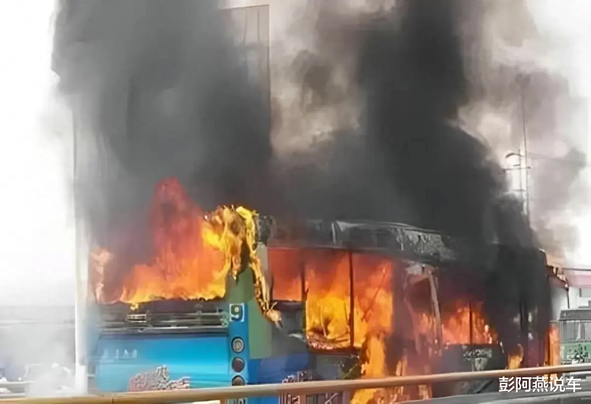 六旬老人报复社会，用汽油点燃公交车，47死34伤：已经没有活头了