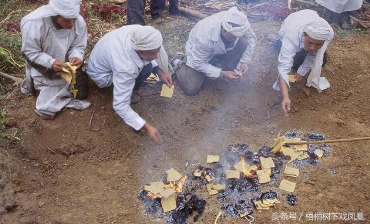 人死后为什么要蒙住脸「人死后要赶紧把脸蒙上为什么还得为亡人准备鸡鸣枕」