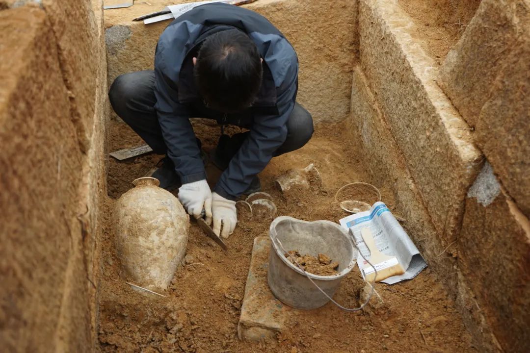 黄梅康家垄墓地：纪年墓为北宋早期墓葬断代提供标尺，出土褐彩缠枝牡丹纹梅瓶